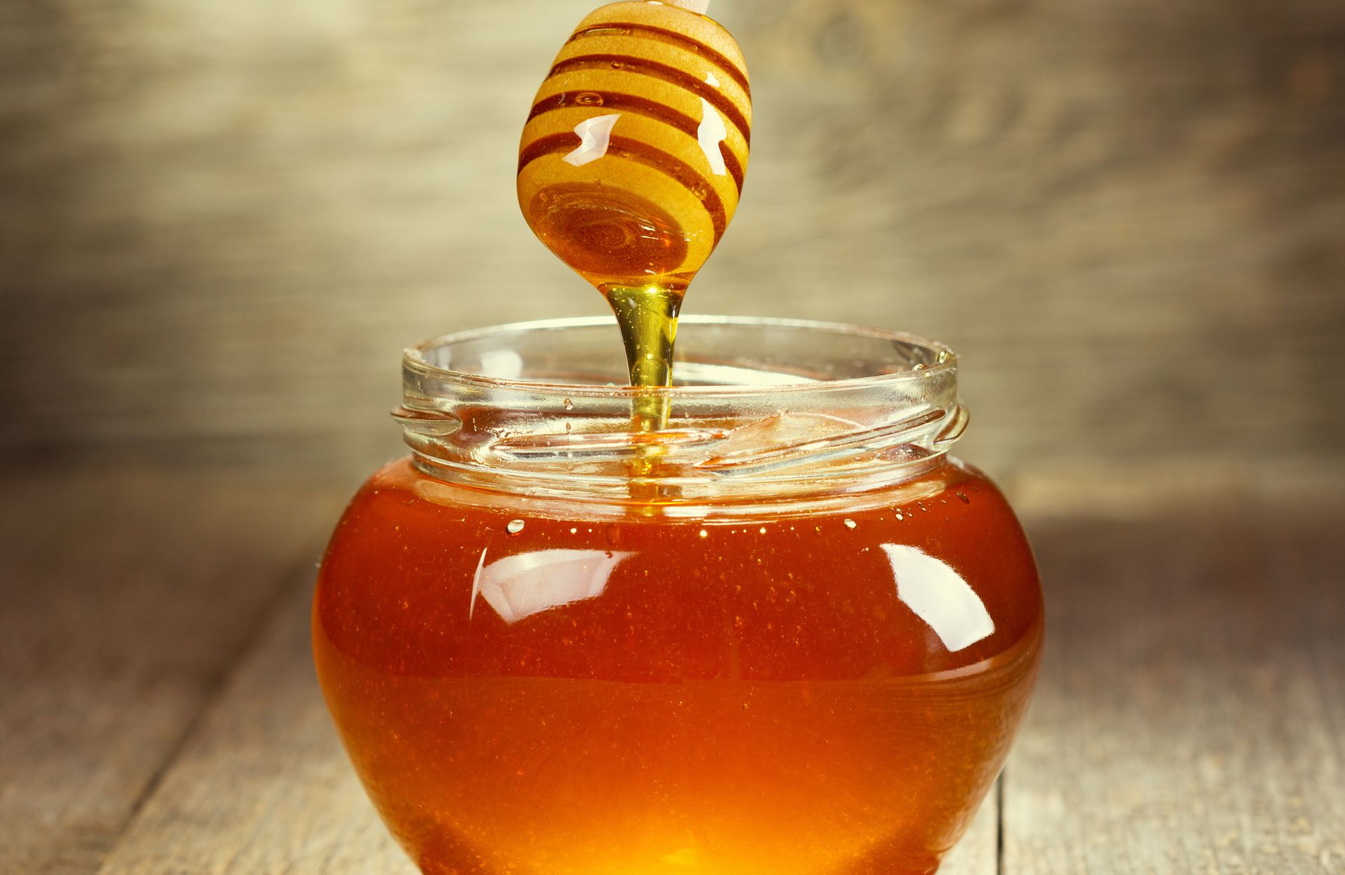 Lee más sobre el artículo Beneficios de la Miel: Un Superalimento Natural con Propiedades Únicas